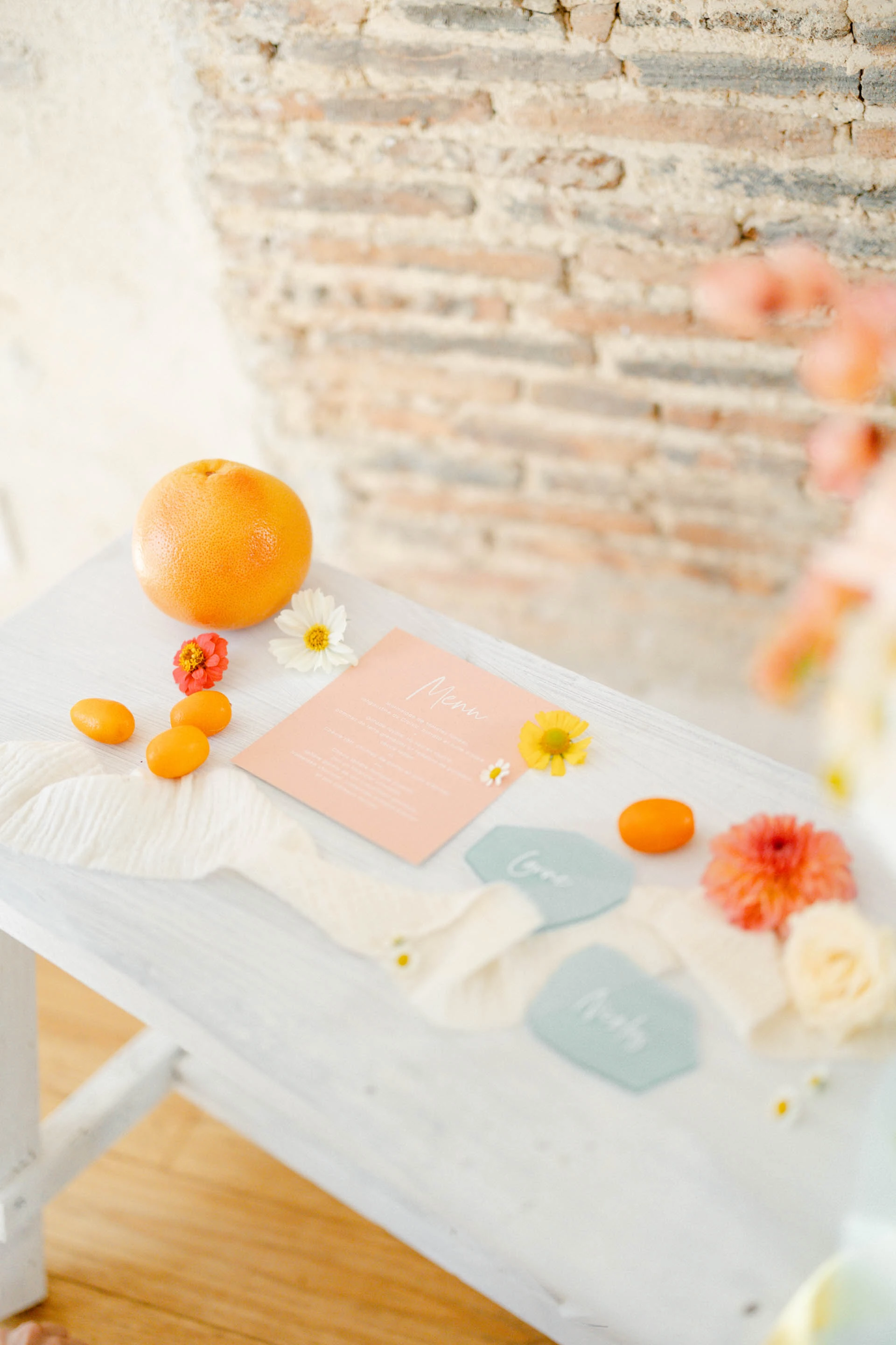 vaisselle orange papier composition florale marron